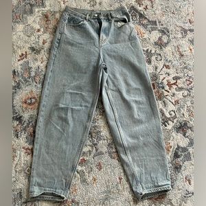 Baggy mom jeans, it fits great, fashionable